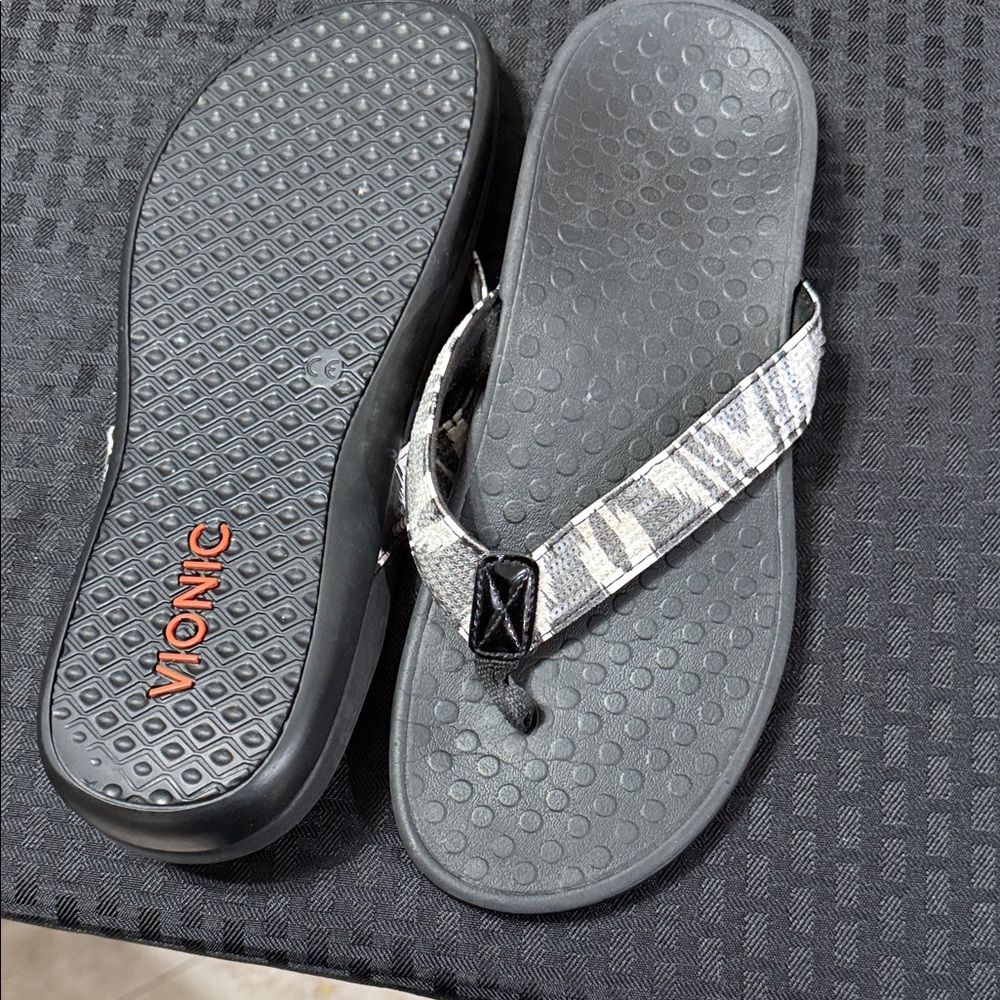 Vionic Black, White and Gray Patterned Sandals Women’s size 10 NWOT